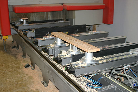 Neue Balkonbretter durch CNC-Bearbeitung